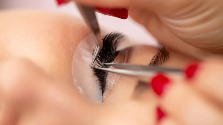 '¡Tenía una llaga en el ojo!': mujer termina en el hospital por aplicarse pestañas postizas