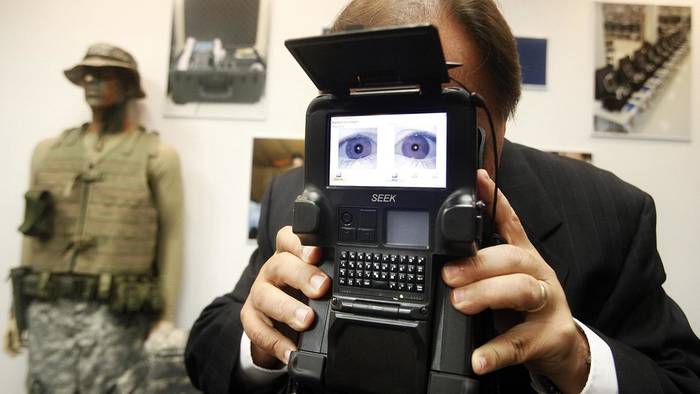 Un dispositivo militar que contiene datos biométricos de miles de personas se vende en eBay
