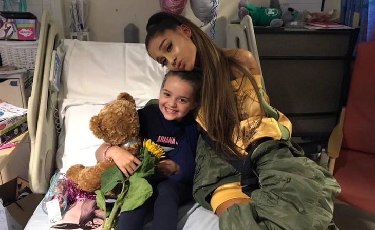 Ariana Grande envía regalos navideños a hospitales de Manchester, tras cinco años del atentado terrorista