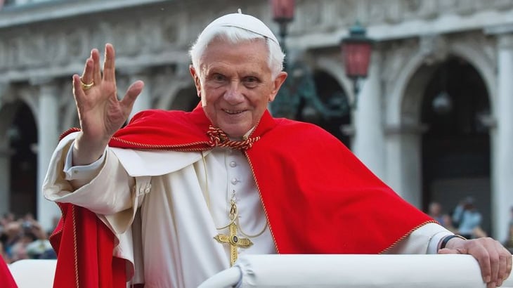 La salud de Benedicto XVI se agravó, el papa Francisco y pide rezar 