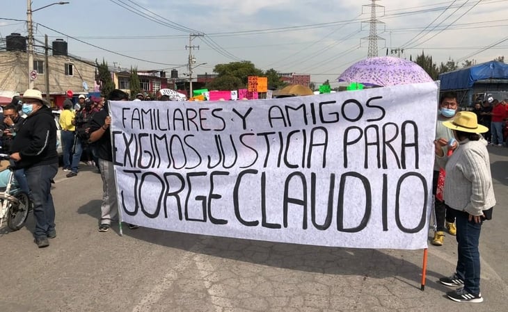 Bloquean la México-Querétaro para exigir justicia por Jorge Claudio, vendedor de tamales arrollado