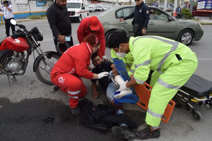Motociclista termina con pie fracturado al chocar contra camión en Monclova 