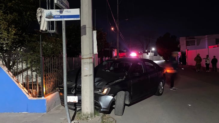 Cafre estrella su auto contra poste en la colonia La Salle de Monclova