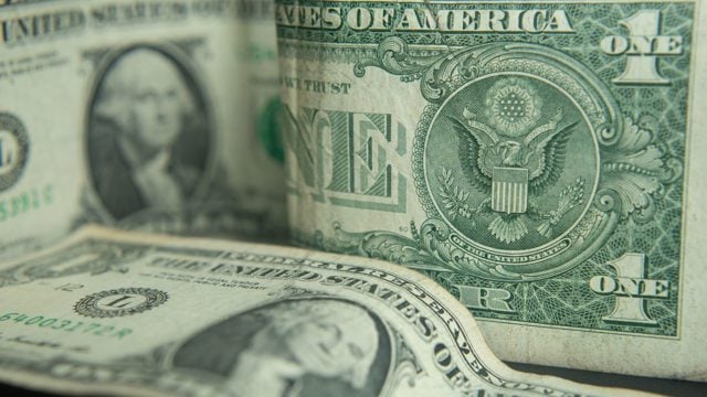 El dólar baja, pero registra su mayor avance anual
