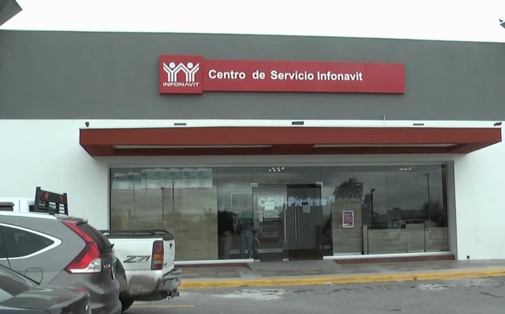 La oficina del Infonavit amplía su horario; trabajadores tramitan cambio de saldo a pesos