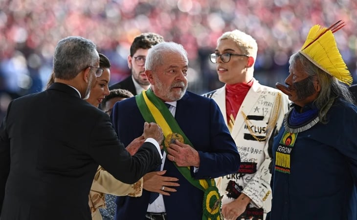 Niño y líderes de minorías, los encargados en entregar banda presidencial a Lula da Silva
