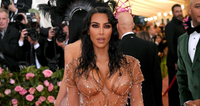 Kim Kardashian muestra curvas de impacto con catsuit 'animal print'
