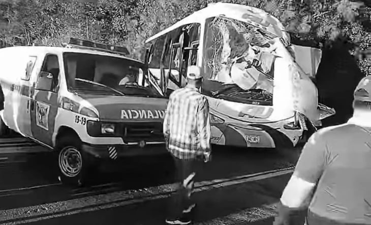 Un muerto y 8 heridos deja choque entre autobús y tráiler en la carretera Atzalan-Tlapacoyan, Veracruz