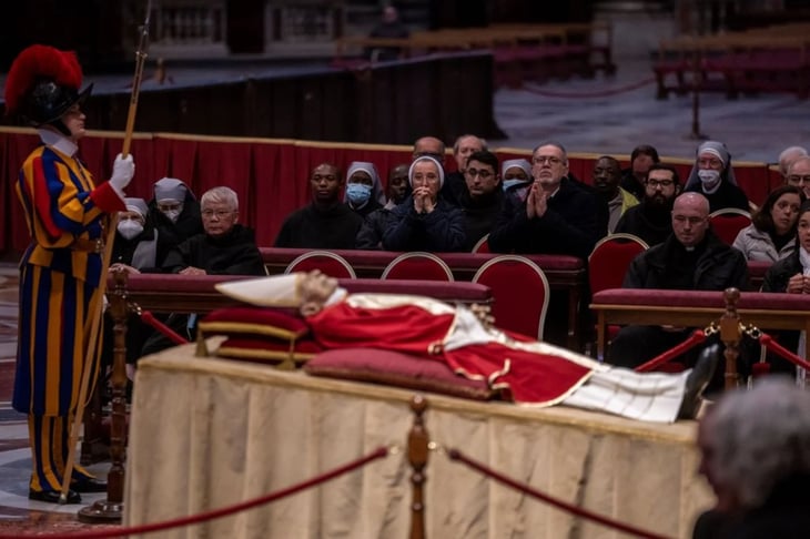 ¿De dónde viene la tradición de mostrar el cuerpo de los Papas fallecidos?