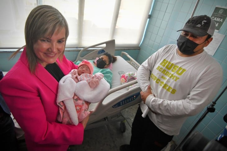 Alcaldesa visitó a la primera bebé nacida en el 2023