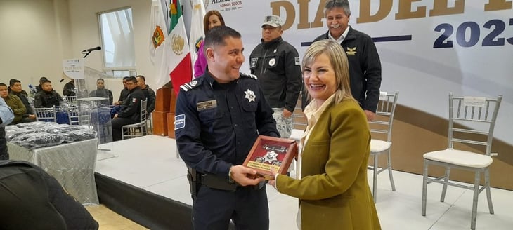 Alcaldesa celebró a los policías en su día 