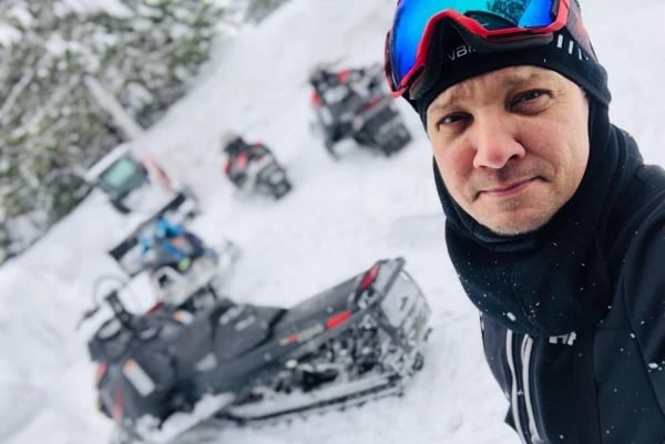 Jeremy Renner en condición crítica por accidente en la nieve