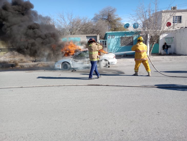 Auto arde en llamas en la Zona Centro de Castaños