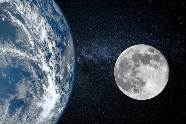 ¿Cuál es la función de la Luna en la Tierra?