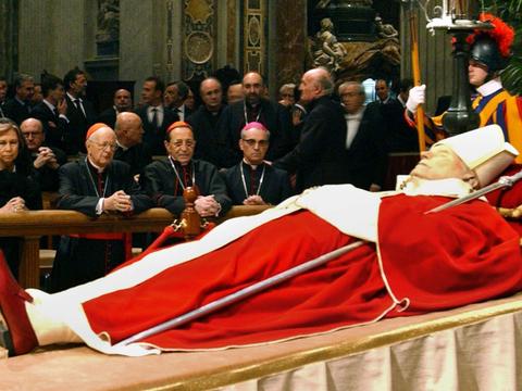 Miles de fieles acuden a decirle adiós al papa emérito Benedicto XVI