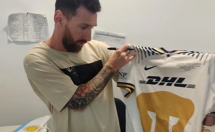 Lionel Messi posó con la camiseta de Pumas y le puso su firma