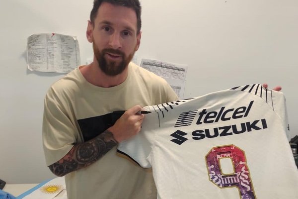  Lionel Messi posó con la camiseta de Pumas perteneciente a Juan Dinneno
