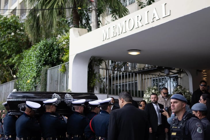 Féretro de Pelé llega al cementerio para su entierro en Santos