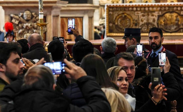 Último día de la capilla ardiente del papa emérito Benedicto XVI mientras preparan funeral