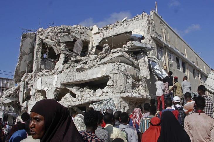 Reportan 18 muertos y 25 heridos en dos ataques simultáneos con coche bomba en Somalia