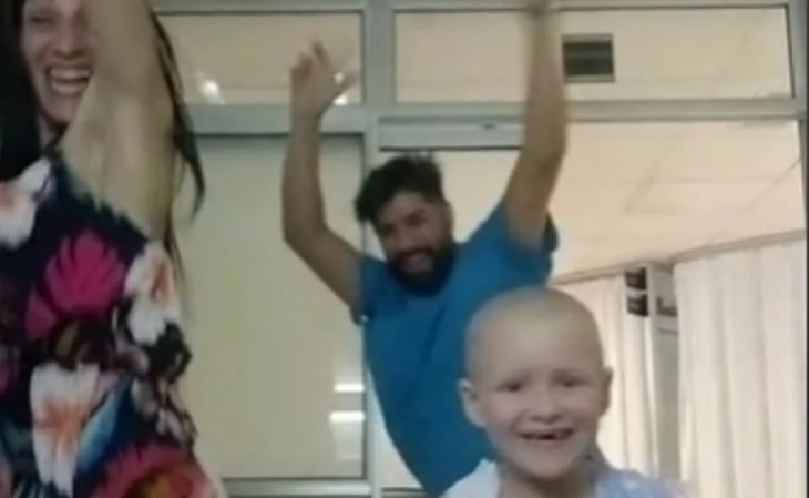 TikTok, enfermero causa furor por bailar al dar el alta oncológica a una niña