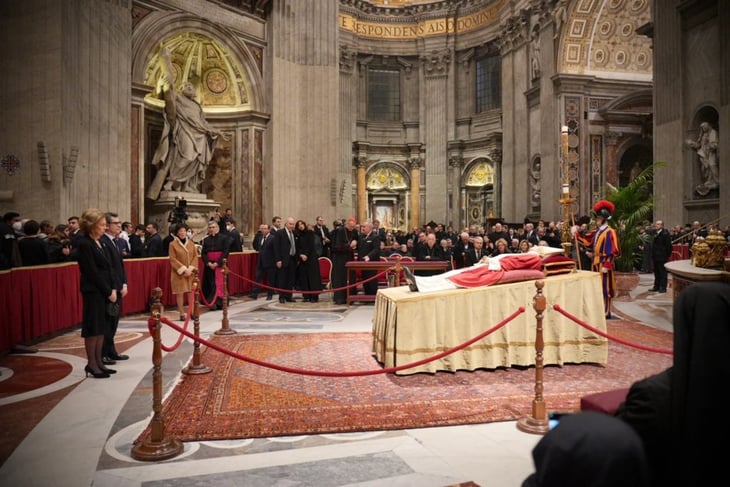 Cuerpo de Benedicto XVI reposa ya en el féretro preparado para el funeral