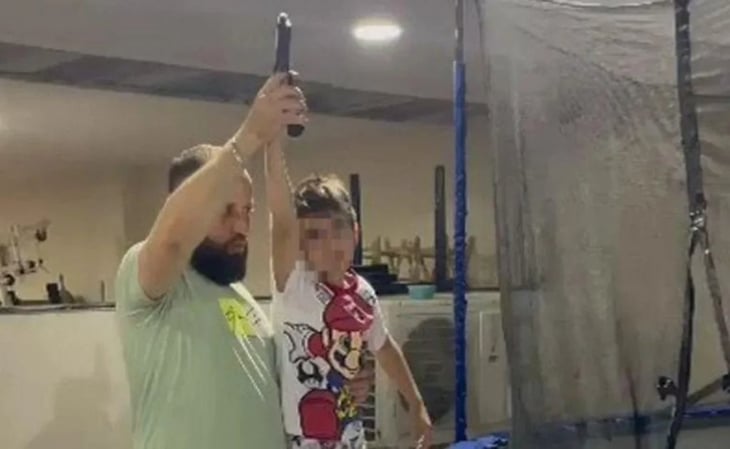 Hombre le da un arma a un niño para que dispare al aire y desata críticas en redes