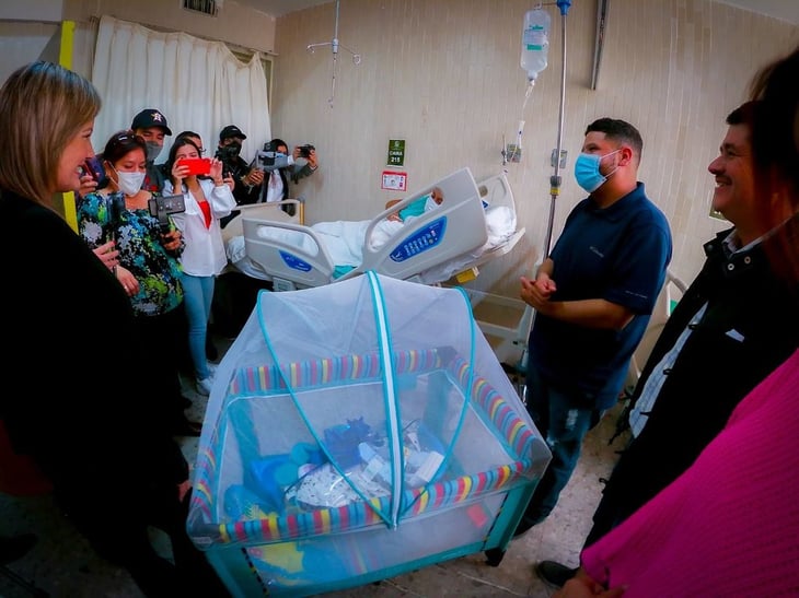 Alcaldesa lleva regalos a Nicolás, el primer bebé del año 2023