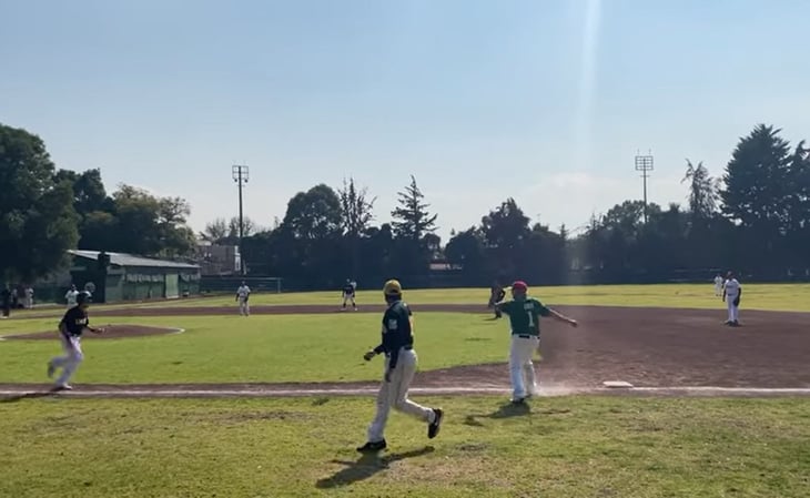 'Todavía macaneo': AMLO presume su primer partido de beisbol del 2023