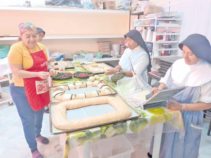 Madres Dominicas elaboran Rosca de Reyes en Monasterio para venta