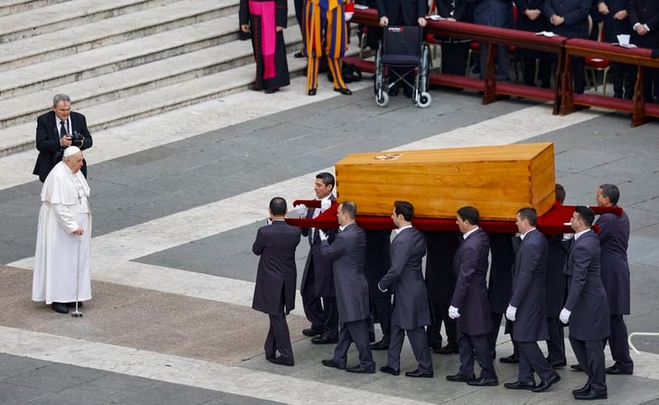 Funeral de Benedicto XVI; el ataúd fue trasladado a la cripta vaticana para su sepultura