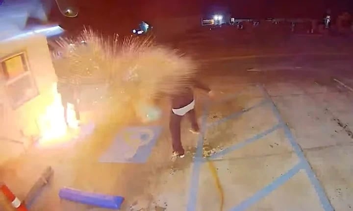 VIDEO: hombres intentan incendiar un centro de inmigrantes y se prenden fuego a sí mismos en EU 