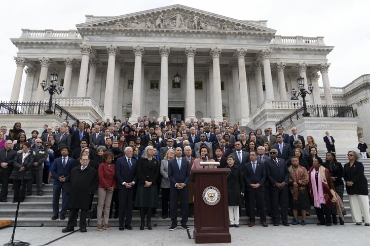 Demócratas guardan minuto de silencio en aniversario de asalto a Capitolio