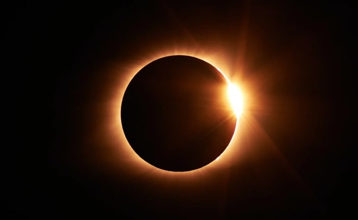 Cuándo se verá el eclipse solar híbrido que oscurecerá el cielo