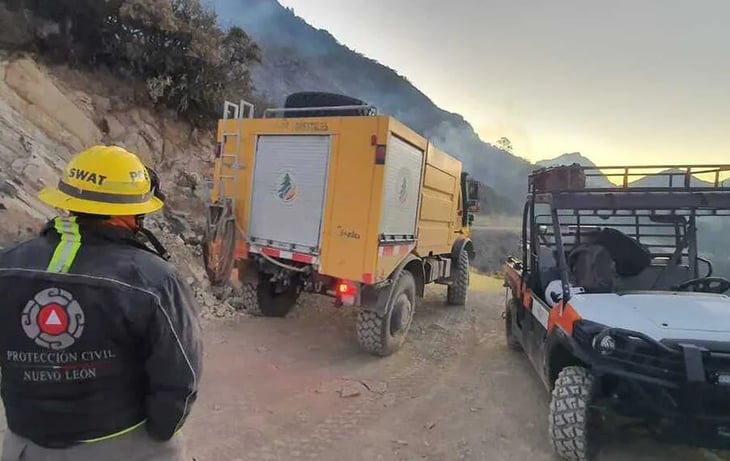 Continúan labores para apagar incendio en la Sierra de Santiago en Nuevo León