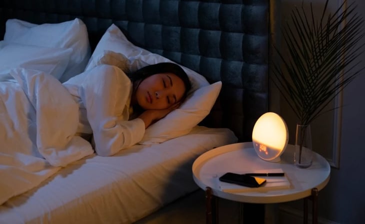 Los riesgos de dormir con el celular al lado de la almohada