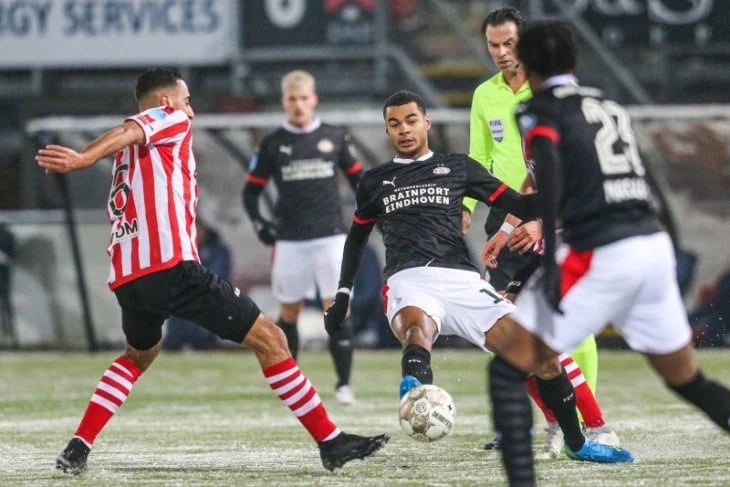 El PSV y Erick Gutiérrez desaprovechan la oportunidad de tomar la cima y empatan con el Sparta