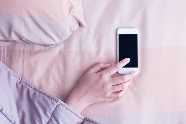 ¿Qué tan malo es dormir con el celular bajo la almohada?