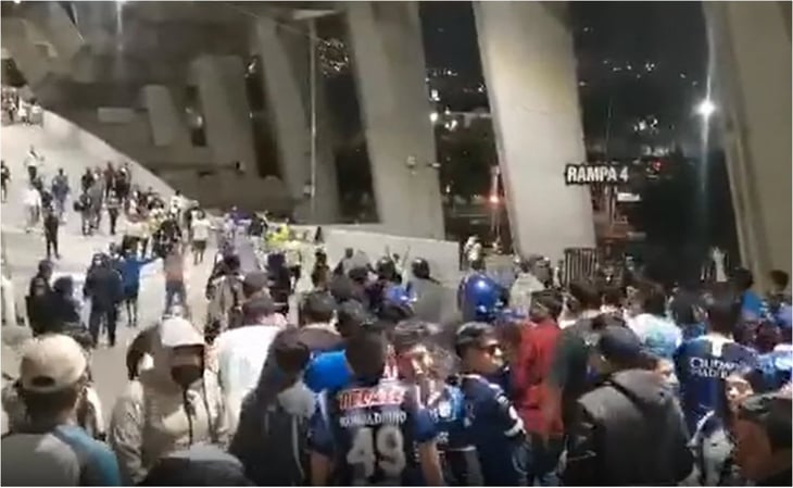 Barra del Querétaro, presente en el Estadio Azteca; seguridad impide choque con aficionados del América