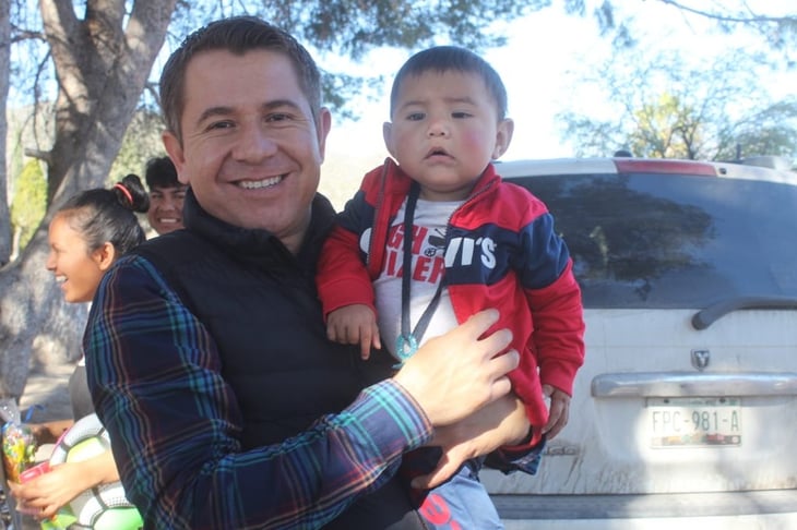 Hugo Lozano visita a niños y niñas de ejidos de San Buena