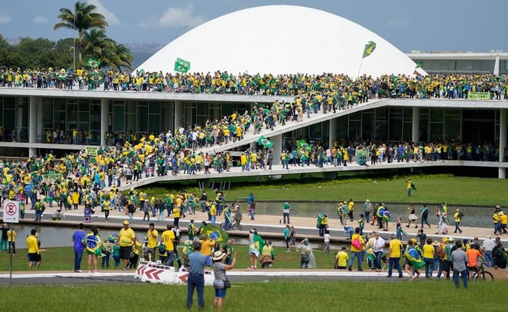 Dos años después: Asalto de simpatizantes de Bolsonaro recuerda a ataque al Capitolio de EU