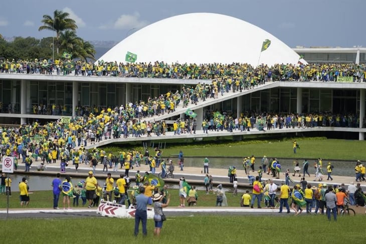 Bolsonaristas invaden Congreso de Brasil, se manifiestan contra Lula