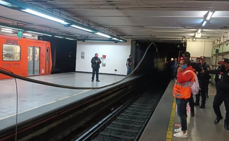 Ahora, cae cable en andén de la Línea 8 del Metro, estación Salto del Agua