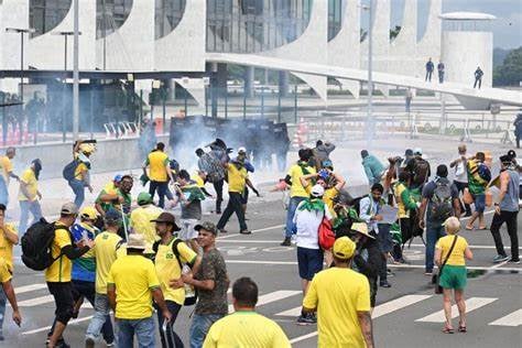 AMLO condena 'intento golpista' de conservadores en Brasil