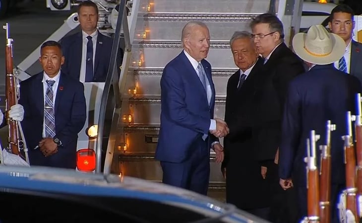 Joe Biden llega a México; lo recibe AMLO en el AIFA