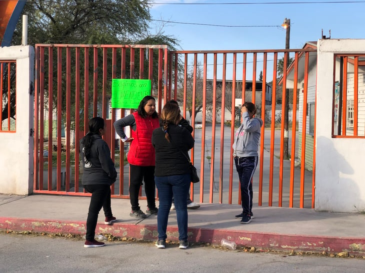 Padres de familia toman escuela Calixto Muñiz de León por falta de intendente