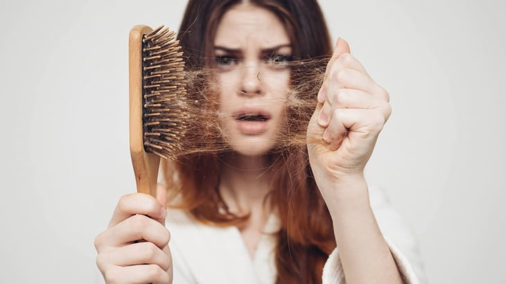 6 razones por las que se te cae el pelo