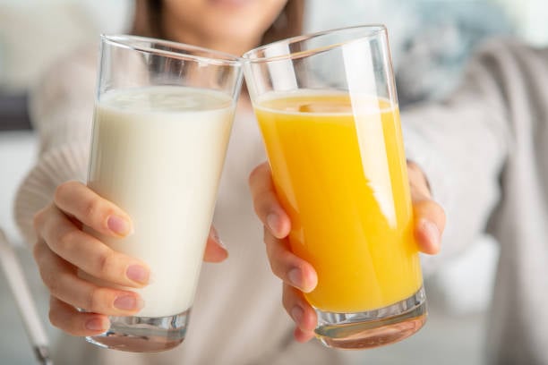 ¿Por qué es malo mezclar jugo y leche en el desayuno? 