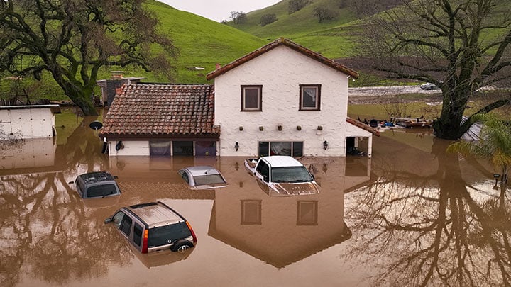 Lluvias en California dejan 14 muertos; mal clima seguirá