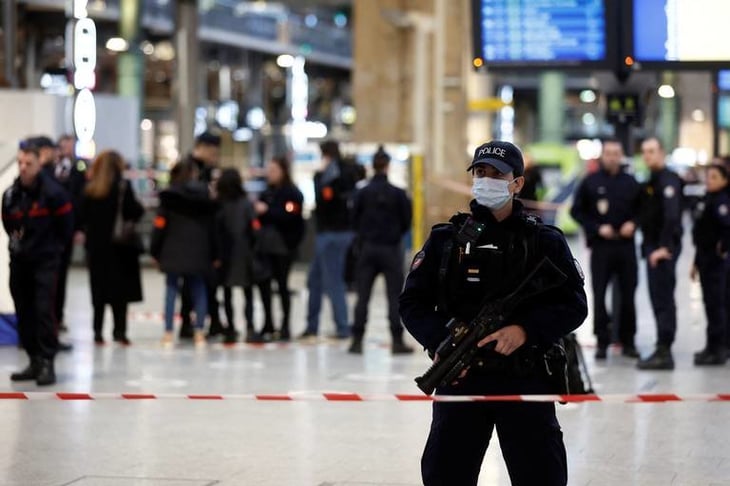 Apuñalan a 6 personas en estación de trenes en Paris; agresor es detenido por la policía 